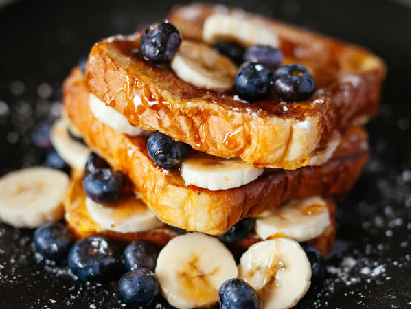toast bread blueberry black plate food photography inspiration