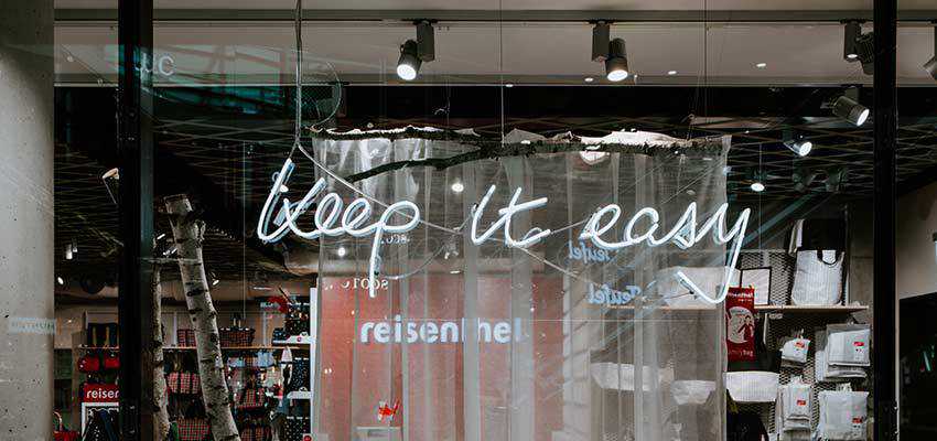 A sign that reads "Keep it easy".